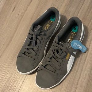 Never been worn Grey Suede Pumas